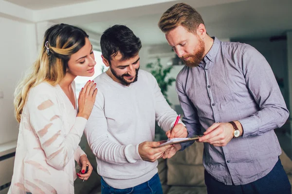 Términos de firma de pareja de contrato de bienes raíces — Foto de Stock