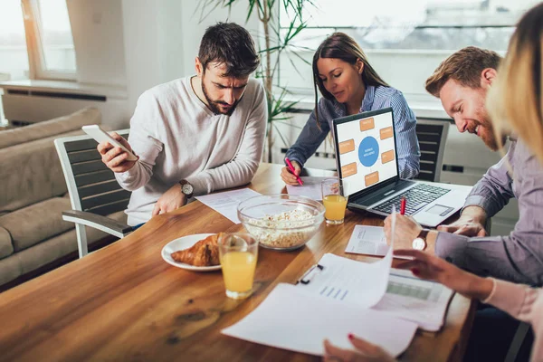 Framgångs rikt uppstarts team i utbildning. Affärs team som arbetar på m — Stockfoto