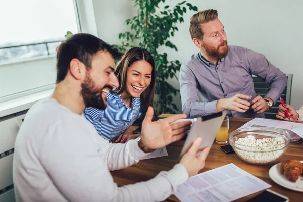 Équipe de démarrage réussie en formation. Équipe d'affaires travaillant sur m — Photo