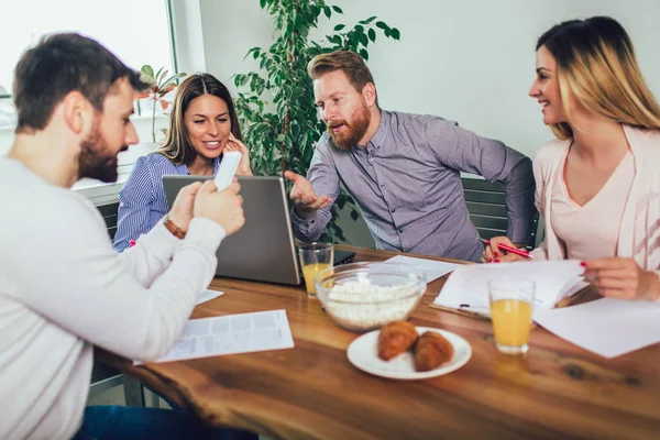 Framgångs rikt uppstarts team i utbildning. Affärs team som arbetar på m — Stockfoto