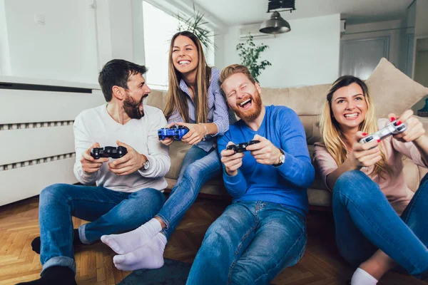 Grupo de amigos jogar jogos de vídeo juntos em casa, se divertindo. — Fotografia de Stock