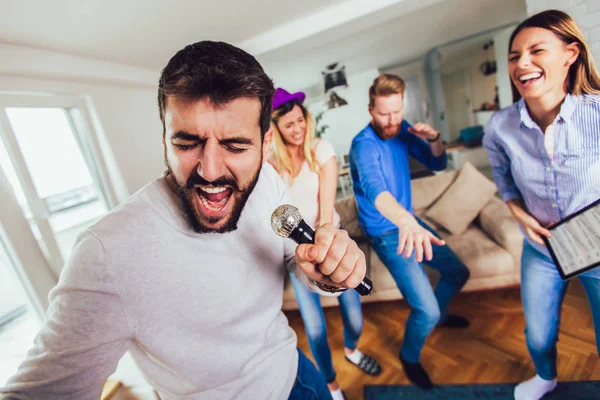 Group of friends playing karaoke at home. Concept about friendsh — Stock Photo, Image