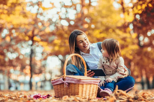 Mutter und Tochter im Park genießen den schönen Herbst — Stockfoto