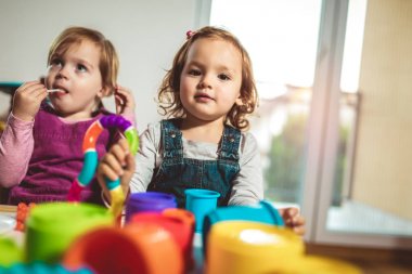 Çocuklar bebekler kızlar oyun oyuncaklar evde, anaokulu veya hemşire
