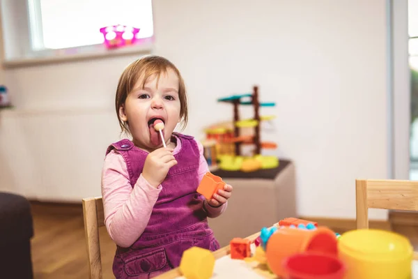 Söta barn som leker på bordet inomhus, selektiv fokus. — Stockfoto