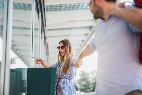 Bella giovane coppia godendo nello shopping, divertirsi nel c — Foto Stock