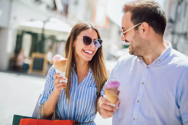 Tarihi sahip ve alışveriş sonra dondurma yemek mutlu çift