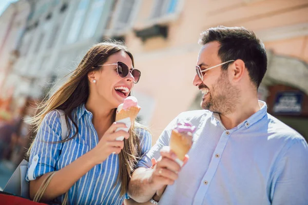 Tarihi sahip ve alışveriş sonra dondurma yemek mutlu çift