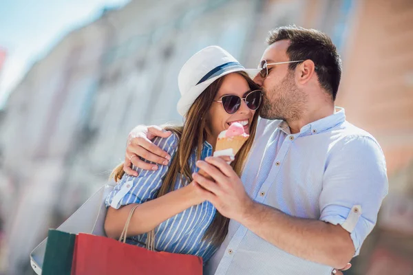 Щаслива пара зустрічається і їсть морозиво після покупки — стокове фото
