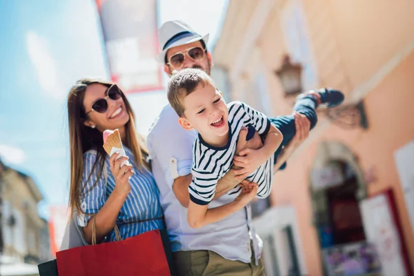 Famiglia felice divertirsi all'aperto dopo lo shopping — Foto Stock