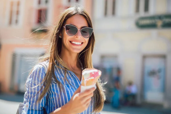 アイスクリーム、屋外を食べる若い幸せな女性の肖像画 — ストック写真