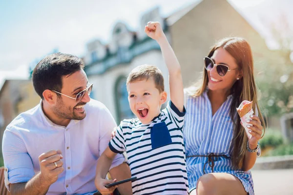 Parents souriants et petit garçon avec tablette PC en plein air — Photo