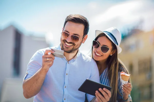 幸福的夫妇在网上用信用卡和数字平板电脑付款 — 图库照片