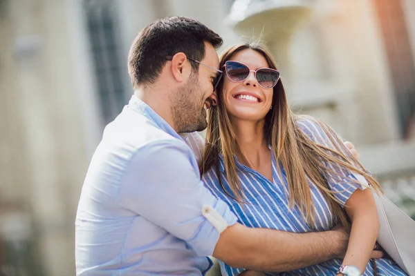 Jovem casal apaixonado ao ar livre — Fotografia de Stock