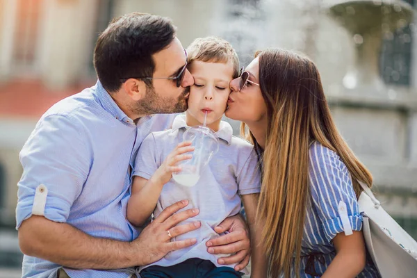 Birlikte eğleniyor mutlu bir aile portresi. — Stok fotoğraf