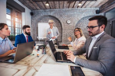 İş takım toplantısı sunu kavramı çalışma 