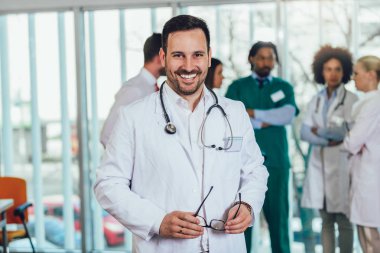 Arka planda, meslektaşları ile erkek doktor doktor cam arıyorsunuz
