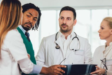 Sağlık görevlilerinin grup tartışmak x-ray tarama