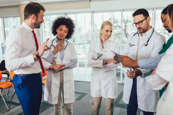 Group of medics discuss x-ray scan — Stock Photo, Image