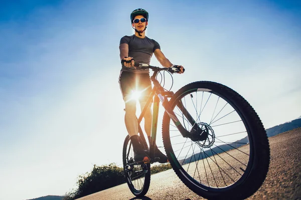 Homem andar de bicicleta de montanha na estrada. Esporte e vida ativa concep — Fotografia de Stock