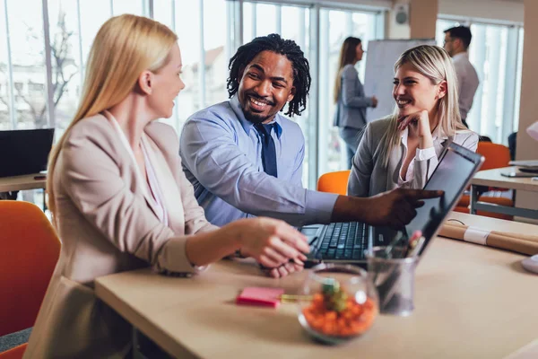 Grupo de jóvenes empresarios que trabajan juntos de forma creativa — Foto de Stock