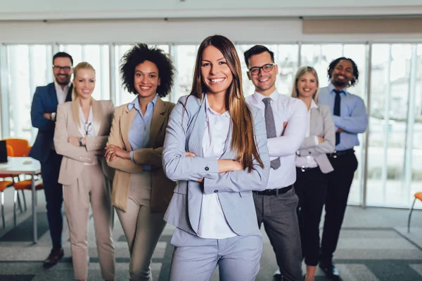 Groupe de gens d'affaires heureux et le personnel de l'entreprise dans offic moderne — Photo