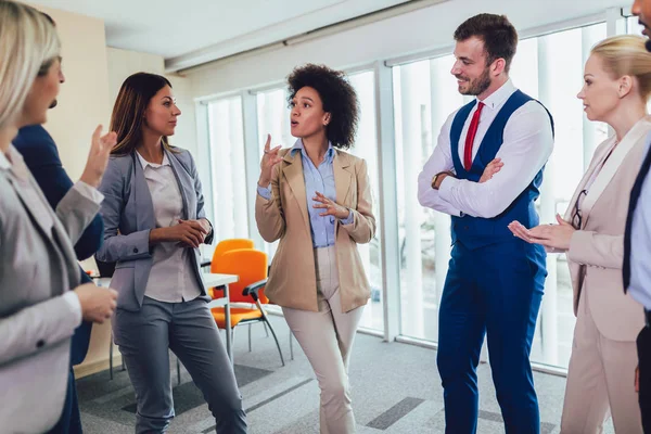 Business team met een permanente vergadering in het kantoor. Selectieve — Stockfoto