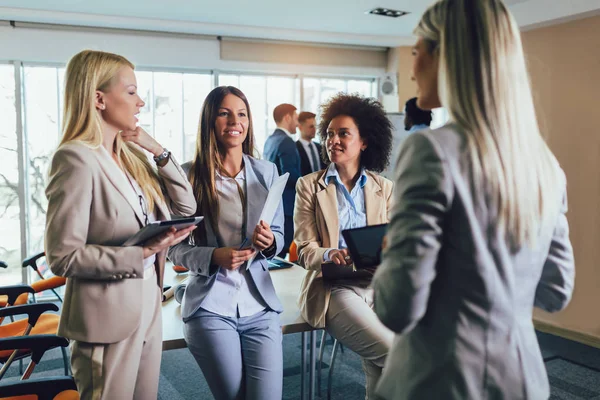 Squadra d'affari di donne con computer di PC di targa a ufficio . — Foto Stock