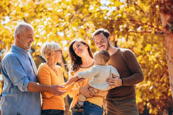 Famiglia Multl generazione nel parco autunnale divertirsi — Foto Stock