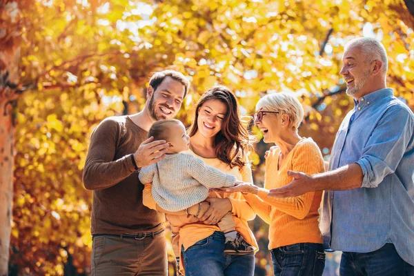 Mehrgenerationenfamilie im Herbstpark hat Spaß — Stockfoto