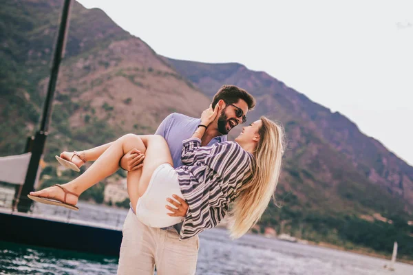 Paar in de liefde, genieten van de zomer tijd door de zee. — Stockfoto