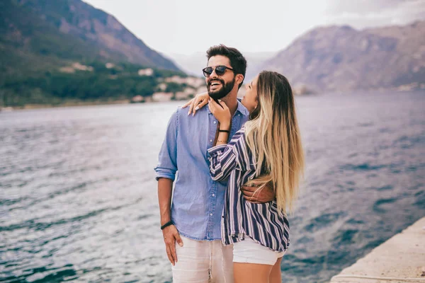 Couple amoureux, profitant de l'heure d'été au bord de la mer . — Photo