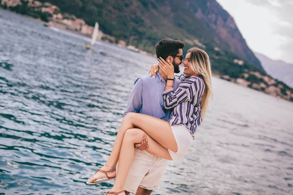 Paar in de liefde, genieten van de zomer tijd door de zee. — Stockfoto