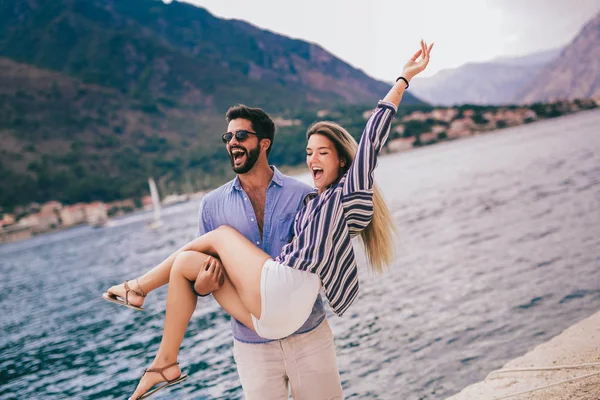 Paar in de liefde, genieten van de zomer tijd door de zee. — Stockfoto