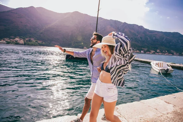 Pareja enamorada, disfrutando de la hora de verano junto al mar . —  Fotos de Stock