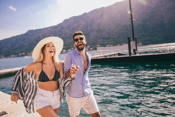 Pareja enamorada, disfrutando de la hora de verano junto al mar . — Foto de Stock