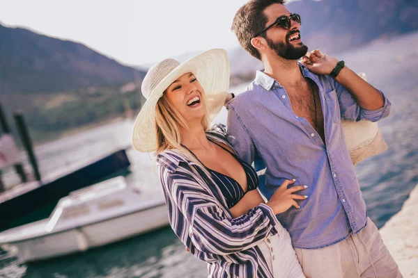 Couple amoureux, profitant de l'heure d'été au bord de la mer . — Photo