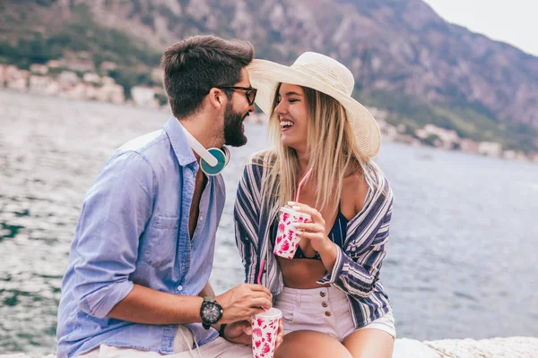 Jovens amando casal feliz se divertir na praia — Fotografia de Stock