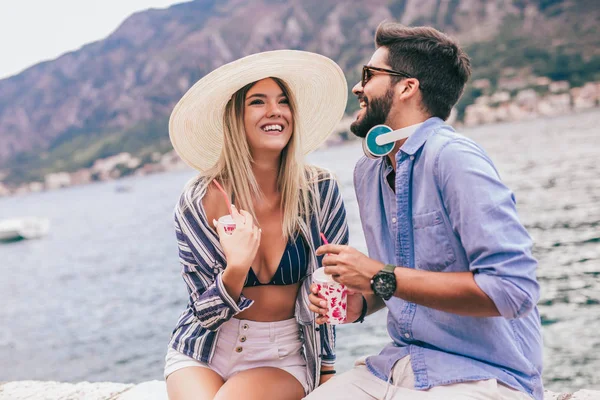 Jong liefdevol gelukkig paar veel plezier op het strand — Stockfoto