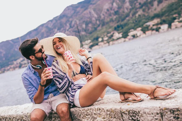 Junges verliebtes glückliches Paar hat Spaß am Strand — Stockfoto