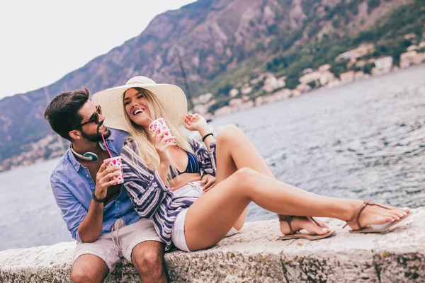 Jovens amando casal feliz se divertir na praia — Fotografia de Stock