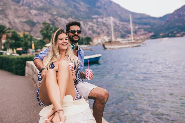 Junges verliebtes glückliches Paar hat Spaß am Strand — Stockfoto