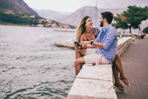 Jovens amando casal feliz se divertir na praia — Fotografia de Stock