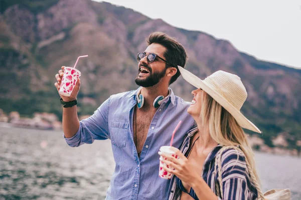 Jong liefdevol gelukkig paar veel plezier op het strand — Stockfoto