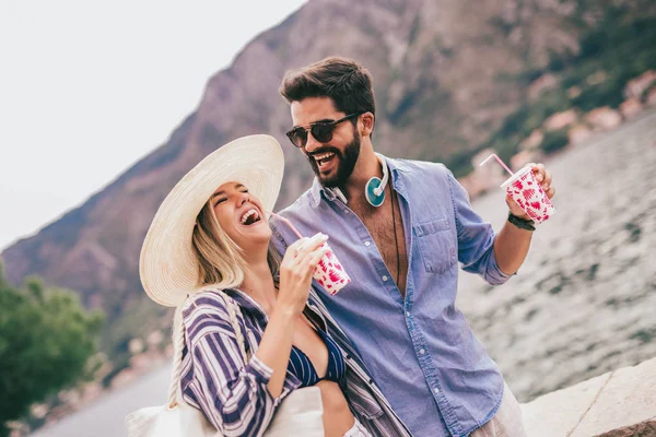 Jong liefdevol gelukkig paar veel plezier op het strand — Stockfoto