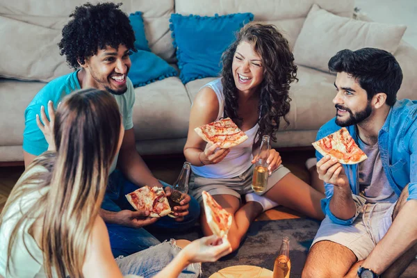 Gruppo di giovani amici che mangiano pizza.Home party. — Foto Stock