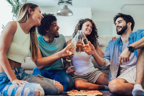 Gruppo di giovani amici che mangiano pizza.Home party. — Foto Stock