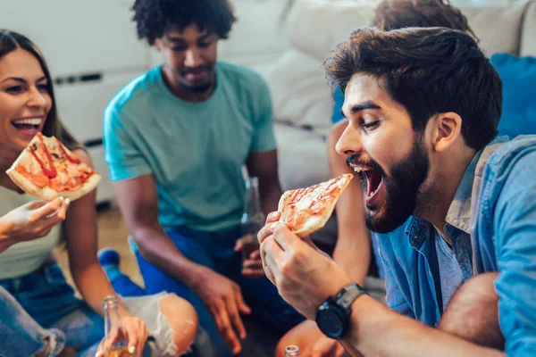 Ομάδα των νέων φίλων τρώγοντας πίτσα. Πάρτι στο σπίτι. — Φωτογραφία Αρχείου