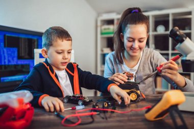 Mutlu gülümseyen erkek ve kız teknik oyuncak inşa eder ve soymak yapmak
