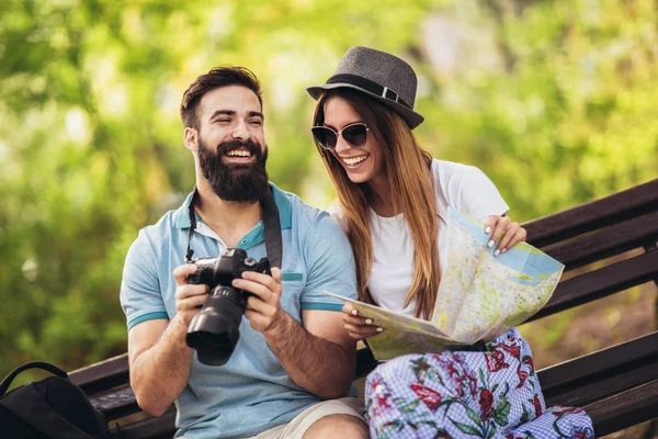 Felice coppia turistica nel parco in una giornata di sole divertendosi — Foto Stock